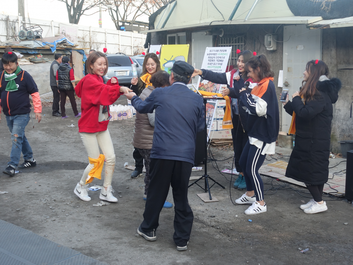 ▲진짜 봉사활동은 지금부터~ 마을주민들과 BJ들이 함께 노래하고 춤추며 즐기는 마을잔치는 이날의 백미였다. (이재영 기자 ljy0403@)