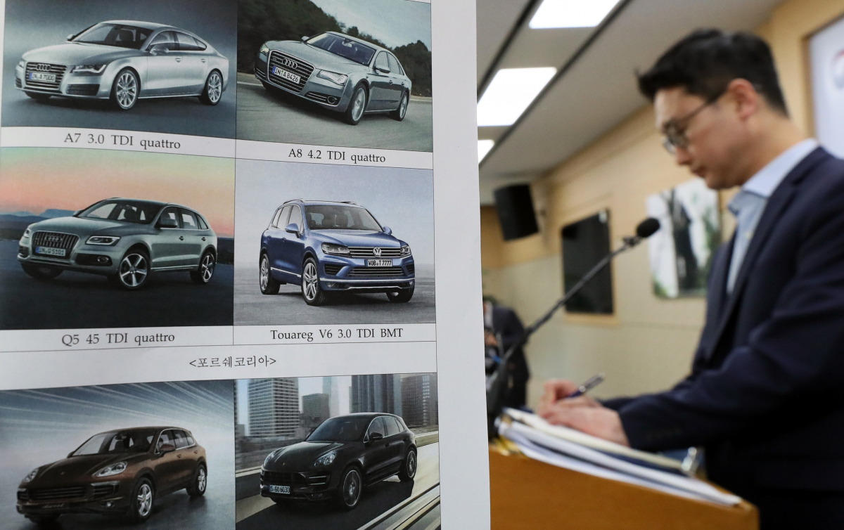 ▲환경부가 지난해 4월3일 오전 정부세종청사에서 아우디폭스바겐코리아(주)와 포르쉐코리아(주)가 국내에서 판매한 3000cc급 경유차를 2017년 8월부터 지난해 3월까지 조사한 결과 아우디A7 등 14개 차종에서 질소산화물 저감장치의 기능을 낮추는 불법 소프트웨어가 적용됐다고 밝히고 있다.(뉴시스)