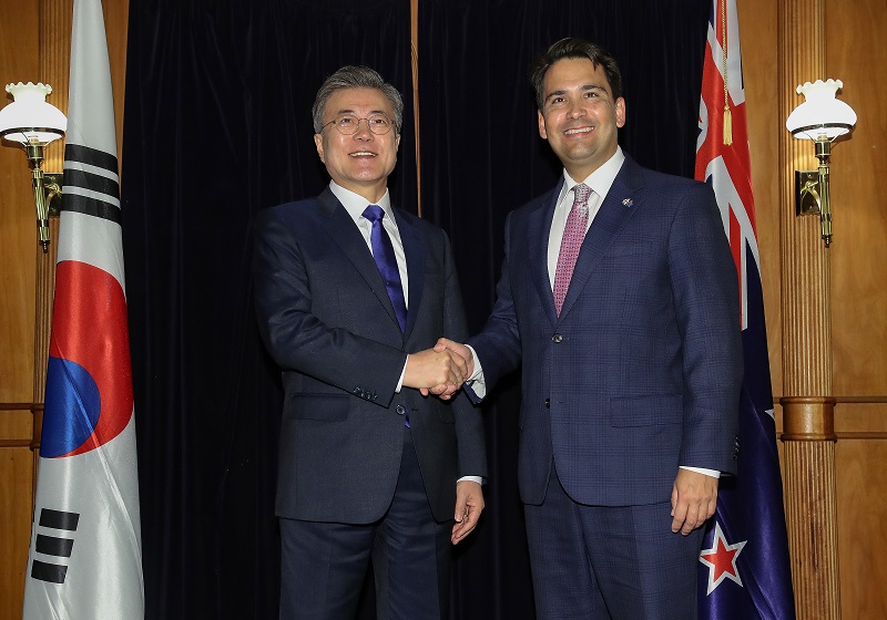 ▲뉴질랜드를 국빈 방문중인 문재인 대통령이 3일 오후(현지시간) 오클랜드 코디스 호텔에서 뉴질랜드 제1야당인 국민당의 사이먼 브리지스 대표를 만나 악수하고 있다. (오클랜드/연합뉴스)