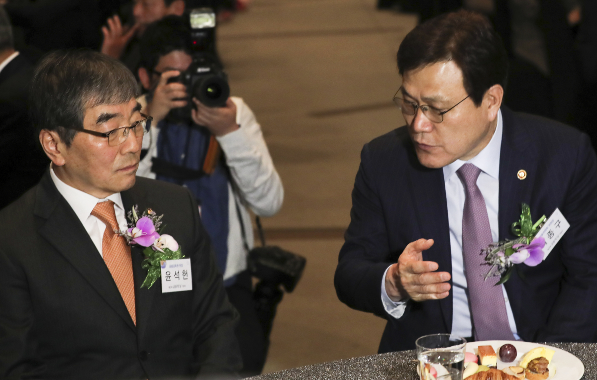 ▲최종구(오른쪽) 금융위원장과 윤석헌 금융감독원장이 지난 10월 서울 여의도 63컨벤션그랜드볼룸홀에서 열린 '금융의 날' 기념식에 참석해 대화를 나누고 있다. myjs@newsis.com(뉴시스)