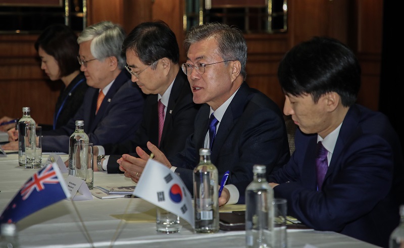 ▲뉴질랜드를 국빈 방문중인 문재인 대통령이 3일 오후(현지시간) 오클랜드 코디스 호텔에서 뉴질랜드 제1야당인 국민당의 사이먼 브리지스 대표를 만나 인사말을 하고 있다.(오클랜드/연합뉴스)