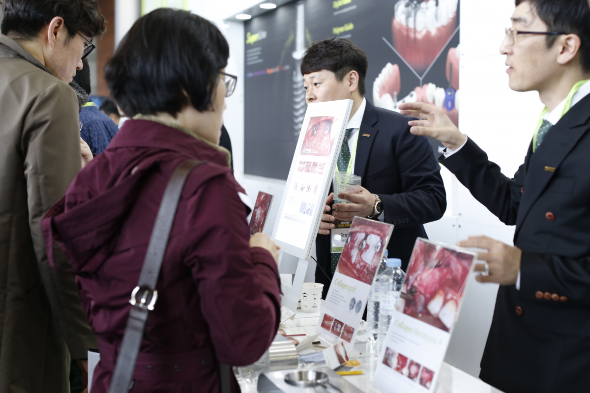 ▲사진은 2017년 서울포럼에서 덴티움 직원들이 방문 고객들을 대상으로 시연하고 있는 모습(사진제공=덴티움)