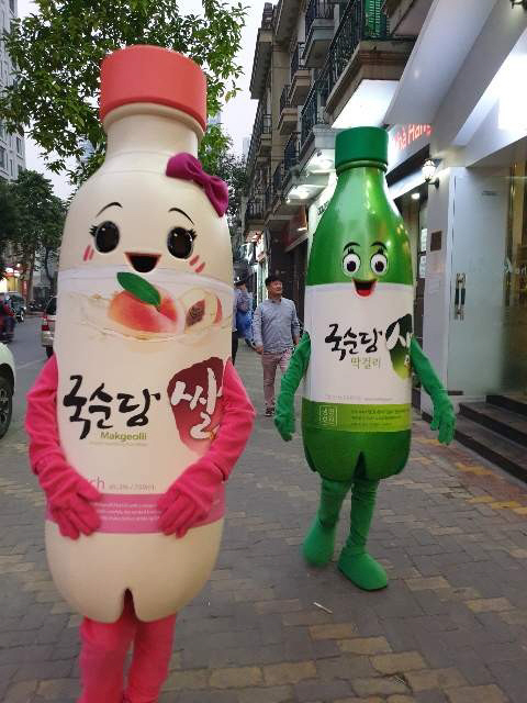 ▲국순당이 베트남에서 대형마트와 현지 음식점을 방문하며 축구마케팅을 펼치고 있다. 사진제공 국순당