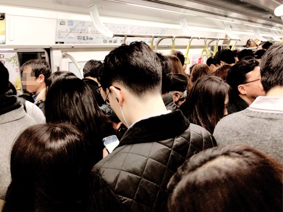 ▲지하철 9호선이 1일부터 3단계 구간 운행을 시작했다. 출발역인 중앙보훈병원역부터 열차는 이용객으로 가득 찼고, 기존 출발역이던 종합운동장역에서는 이보다 더 많은 이용객이 탑승해 북새통을 이뤘다. (나경연 기자 contest@)