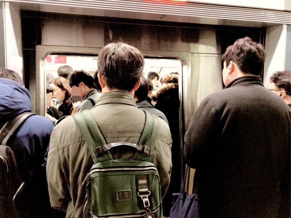 ▲고속터미널역에서 급행열차를 기다리던 이용객들은 열차가 도착해도 쉽게 탑승할 수가 없었다. 이들은 두 대가량 넘게 보내고서야 열차에 오를 수 있었다. (나경연 기자 contest@)