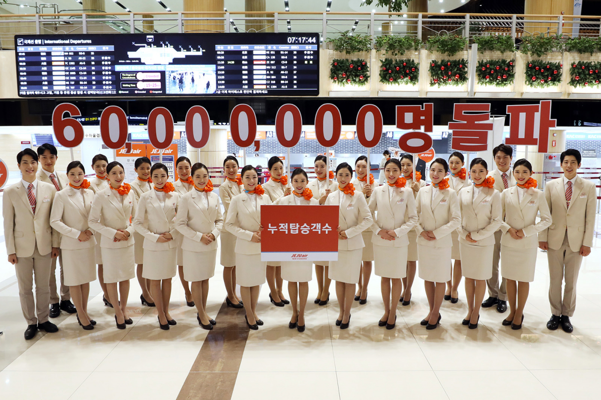 ▲제주항공 승무원들이 4일 오전 김포국제공항 국제선 터미널에서 누적 탑승객 6000만 명 돌파를 자축하고 있다.(사진제공=제주항공)