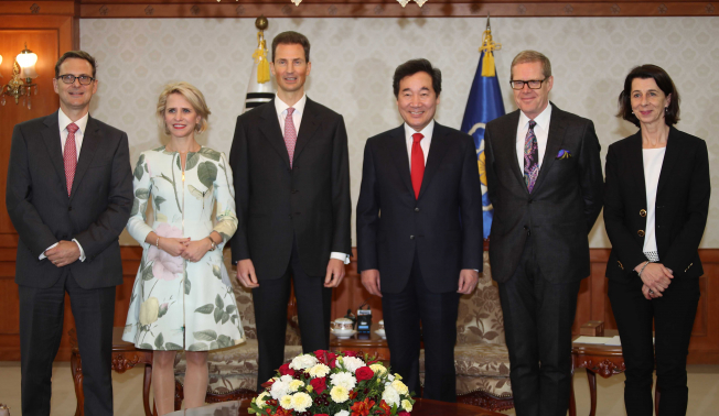 ▲이낙연 국무총리가 4일 서울 세종로 정부서울청사에서 알로이스 리히텐슈타인 대공세자(왼쪽에서 세 번째) 일행을 만나 기념촬영을 하고 있다. 2018.12.4 (연합뉴스)