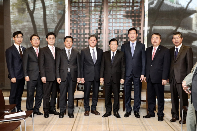 ▲4일 오후 서울 중구 웨스틴 조선호텔에서 GS건설 허명수 부회장(오른쪽 5번째), 임병용 대표(오른쪽 6번째) 등을 비롯한 GS건설 최고경영진이 찐 딘 즁 베트남 부총리(오른쪽 4번째)를 비롯한 베트남 정부 부처 관계자들과 면담을 갖고 기념 촬영하고 있다(사진=GS건설)