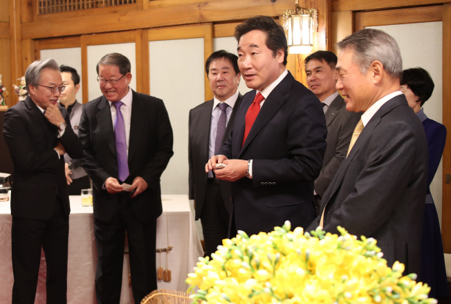 ▲이낙연 국무총리가 4일 저녁 서울 종로구 삼청동 총리공관에서 중견기업연합회 강호갑 회장 등 지도부를 초청해 만찬을 하며 인사말을 하고 있다(연합뉴스)