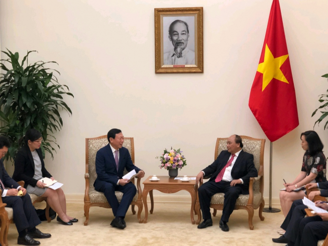 ▲신동빈 롯데그룹 회장(죄측부터 세번째)과 베트남 응우옌 쑤언 푹(Nguyễn Xuân Phúc) 총리가 지난 4일(현지시각) 베트남 하노이 소재 정부청사에서 면담하고 있다.(롯데)