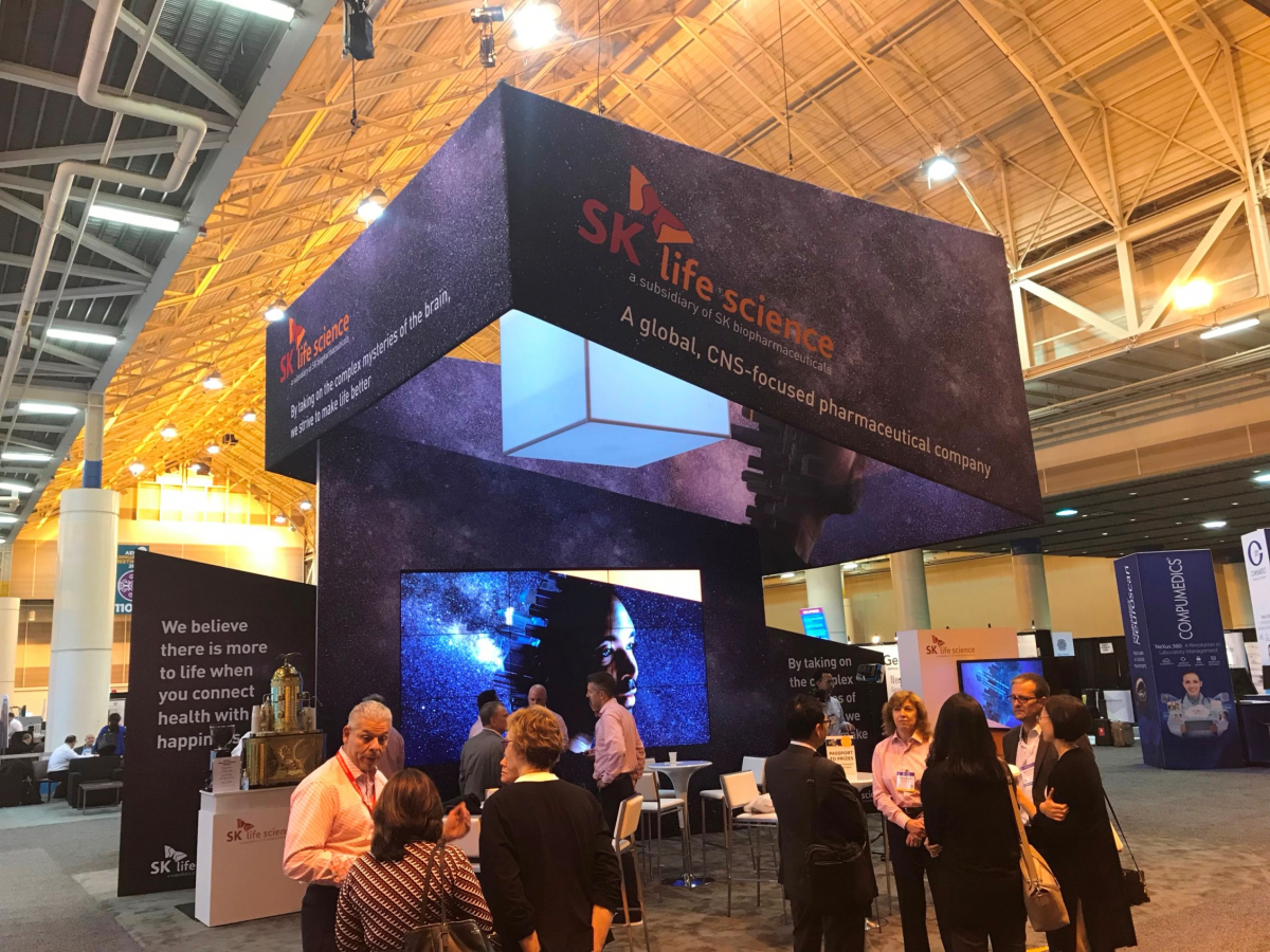 ▲미국 뉴올리언스에서 열린 'AES 2018'에서 참석자들이 SK바이오팜의 미국법인 SK라이프사이언스 부스를 방문해 설명을 듣고 있다.(사진제공=SK바이오팜)
