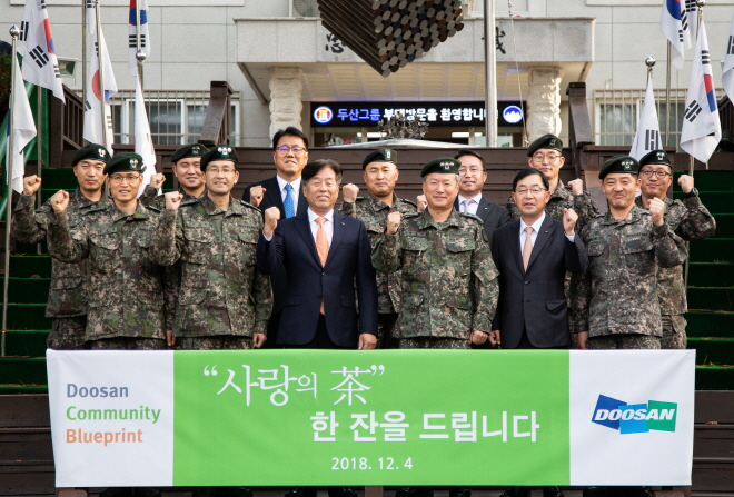 ▲4일 동현수 ㈜두산 부회장(앞줄 왼쪽에서 세 번째)과 임직원들이 강원도 양구 백두산 부대를 방문해 ‘사랑의 차’를 전달하고, 박철규 21사단 부사단장(앞줄 왼쪽에서 네 번째) 등 관계자들과 함께 기념촬영을 하고 있다. 사진제공 두산그룹