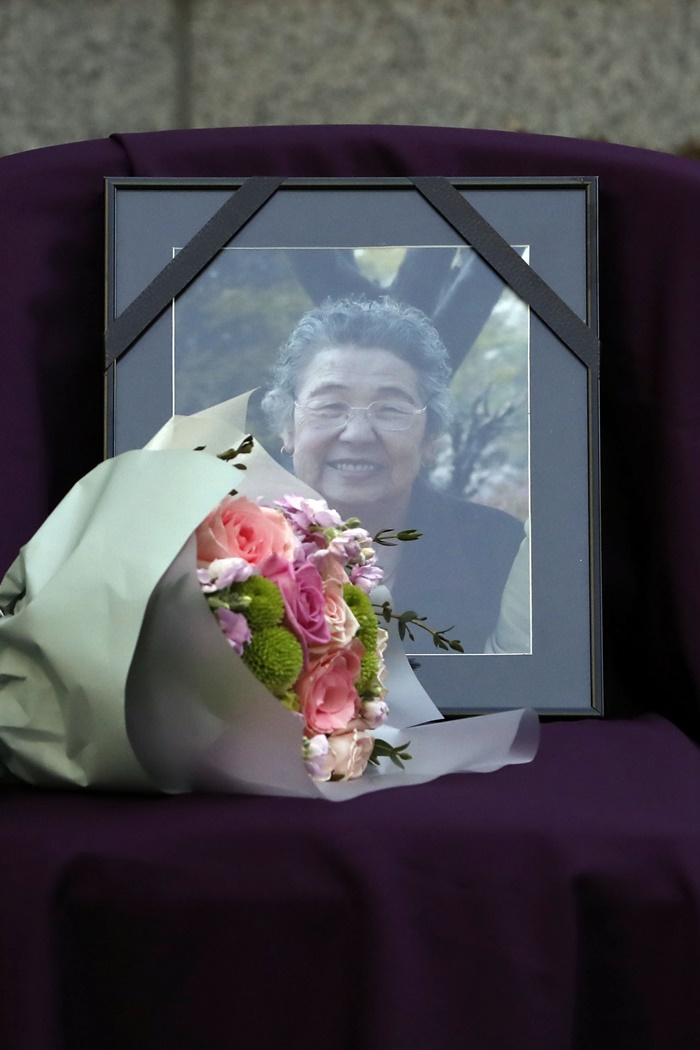 ▲5일 서울 종로구 일본대사관 앞에서 열린 제1364차 일본군 성노예제 문제해결을 위한 정기 수요시위에서 놓여진 이날 별세한 위안부 피해자 김순옥 할머니 영정 사진. 김 할머니의 별세로 일본군위안부 피해자 생존자는 26명으로 줄었다.(뉴시스)