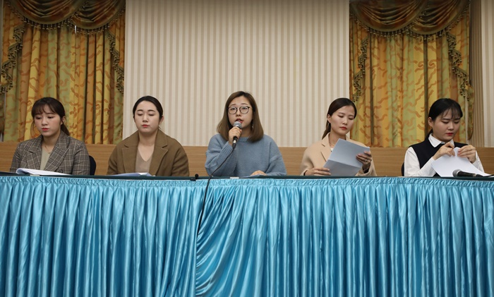 ▲전 컬링 여자 국가대표팀 김경애(왼쪽부터), 김영미, 김선영, 김은정, 김초희는 지난달 15일 오전 서울 올림픽파크텔에서 기자회견을 열고 최근 불거진 김경두 전 대한컬링경기연맹 부회장 관련 부당한 처우 등 논란에 대해 입장을 밝혔다.(뉴시스)
