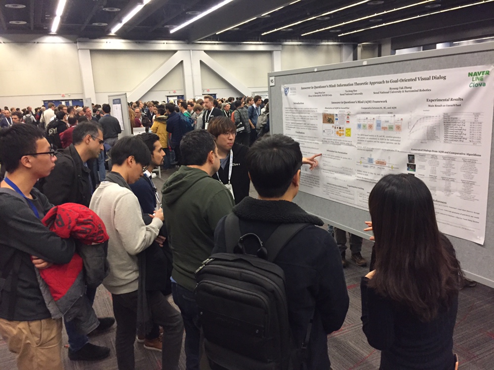 ▲스포트라이트 세션 발표를 마친 클로바AI 이상우 연구원이 포스터 세션에서 발표 내용에 대한 추가 논의를 이어가고 있다. (네이버)