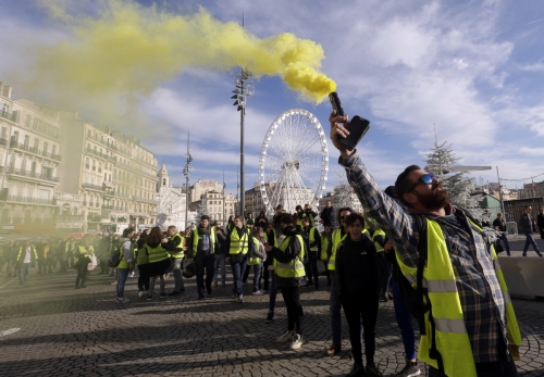 ▲1일(현지시간) 프랑스 파리에서 노란 조끼를 입은 시위대가 노란 연기를 피우며 행진하고 있다. 파리/AP연합뉴스