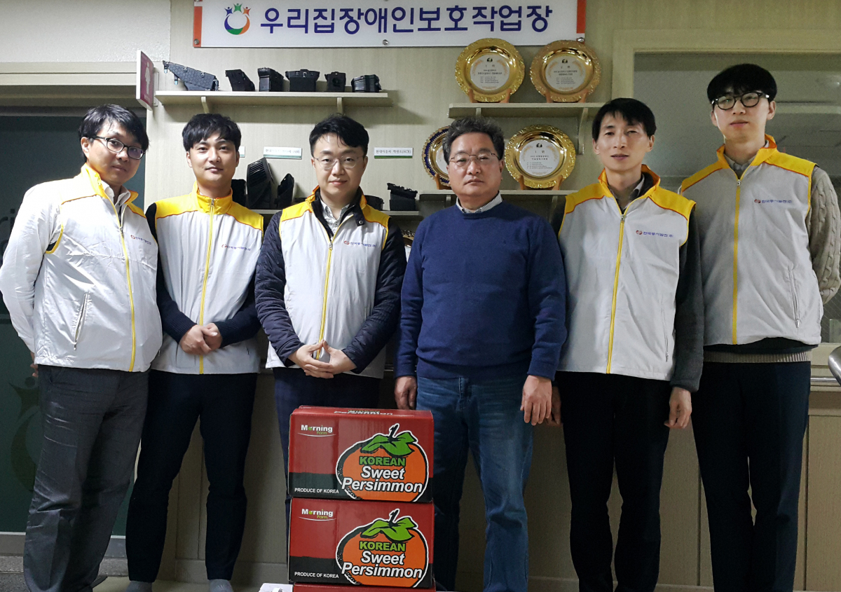 ▲한국동서발전은 5일 연말연시를 맞아 울산 지역 사회복지시설 31곳과 취약계층 540가구에 농산물을 선물했다.(한국동서발전)