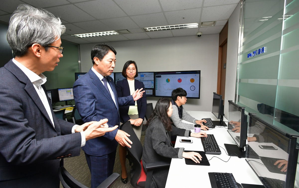 ▲주재승 부행장(가운데)이 지난 4일 RPA 컨트롤룸을 찾아 점검하고 있다.(사진제공=NH농협은행)