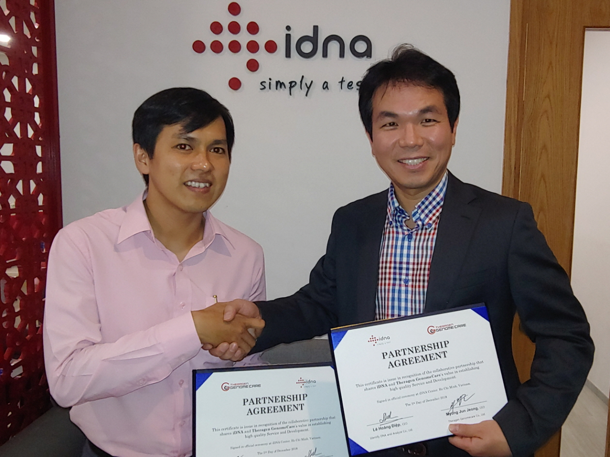 ▲정명준 테라젠지놈케어 대표(오른쪽)와 호앙 디엡 아이덴티파이DNA분석 대표가 협약식에서 기념 촬영을 하고 있다.(사진제공=테라젠이텍스)