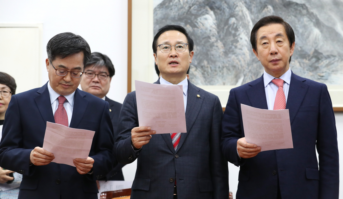 ▲김동연 경제부총리 겸 기획재정부 장관(왼쪽부터), 더불어민주당 홍영표, 자유한국당 김성태 원내대표가 6일 오후 국회에서 내년도 예산안 합의 결과를 발표하고 있다.(연합뉴스)