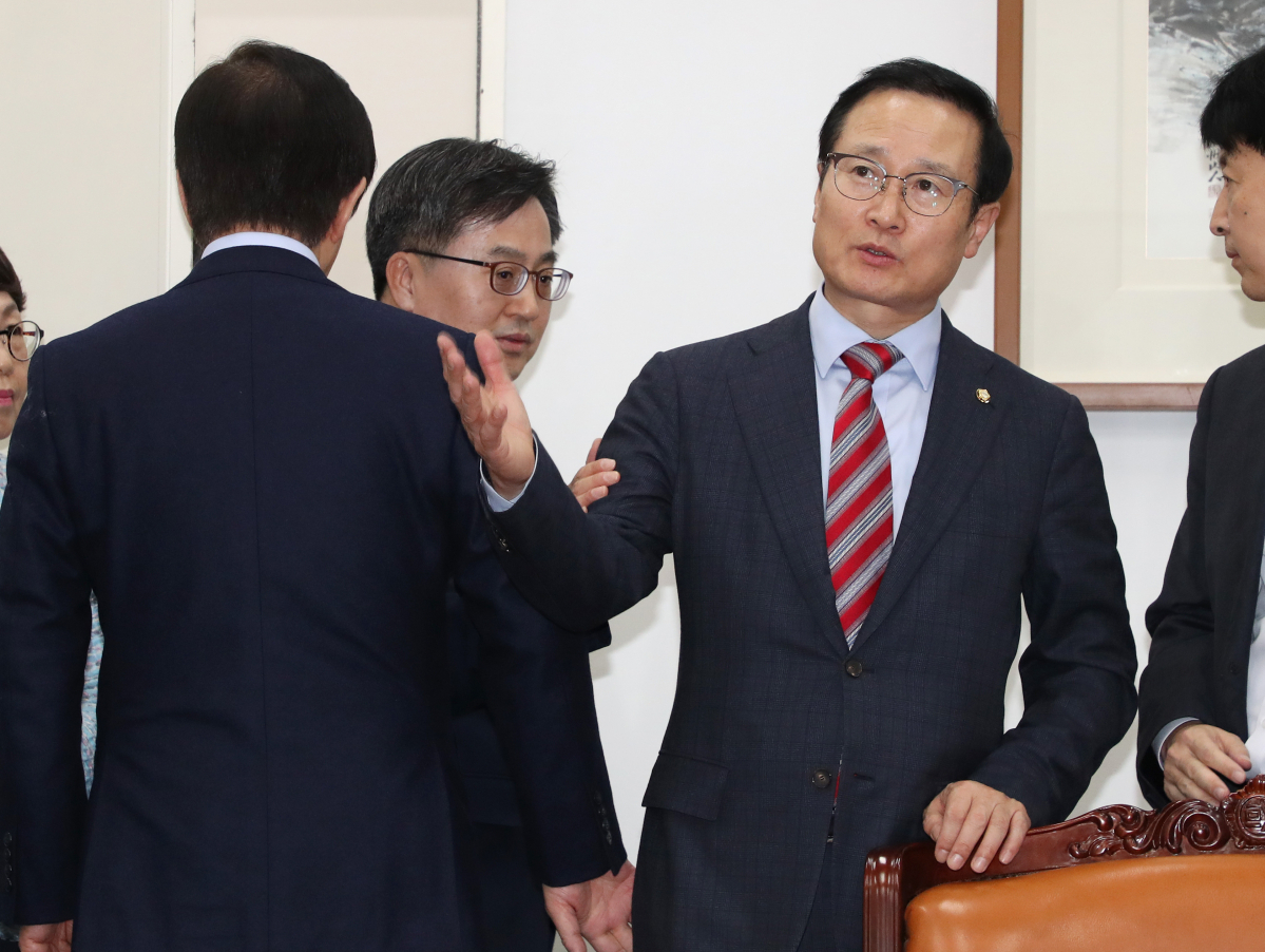 ▲더불어민주당 홍영표 원내대표(오른쪽)가 6일 오후 국회에서 내년도 예산안 합의 결과를 발표한 뒤 취재진의 질문에 답하고 있다. (연합뉴스)