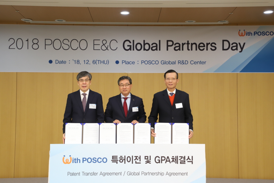 ▲(사진 왼쪽부터) 이원석 서울엔지니어링 대표, 이영훈 포스코건설 사장, 응우엔짜또안 PTSC 부사장이 지난 6일 송도 글로벌 R&D센터에서 열린 글로벌 파트너스 데이 행사에서 특허권 무상양도 및 글로벌 파트너십 협약을 체결한 뒤 기념촬영을 하고 있다.(사진=포스코건설)