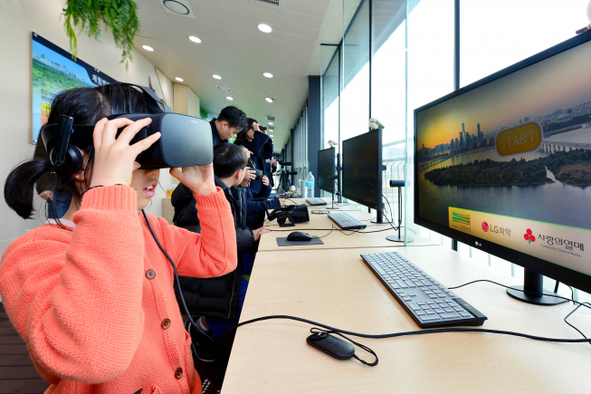 ▲영등포구 샤르넬리 지역아동센터 어린이들이 LG화학 밤섬생태체험관 VR체험 공간에서 밤섬 생태를 살펴보고 있다.(사진제공=LG화학)