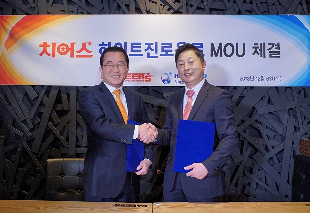 ▲지난 6일 치어스 본점에서 ‘쏘토닉’ 확산을 위한 업무협약을 체결한 하이트진로음료 조운호 대표(왼쪽)와 치어스 정한 대표(오른쪽)가 기념촬영을 하고 있다. (하이트진로)