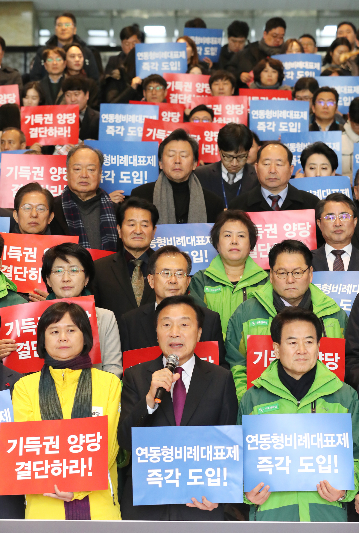 ▲바른미래당, 민주평화당, 정의당 대표 및 의원들이 7일 오전 국회 로텐더홀 계단에서 "정치개혁 거부하는 기득권 야합 규탄한다! " 야3당 연동형비례대표제 촉구대회를 열고 발언하고 있다. (연합뉴스)