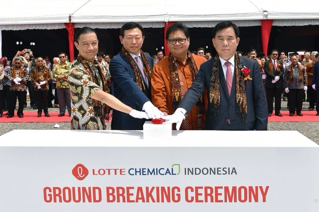 ▲(왼쪽부터) 인도네시아 토마스 트리카시 렘봉(Thomas Trikasih Lembong) 투자청장, 롯데 신동빈 회장, 인도네시아 아이르랑가 하르타르토 (Airlangga Hartarto) 산업부 장관, 롯데 화학BU 허수영 부회장.