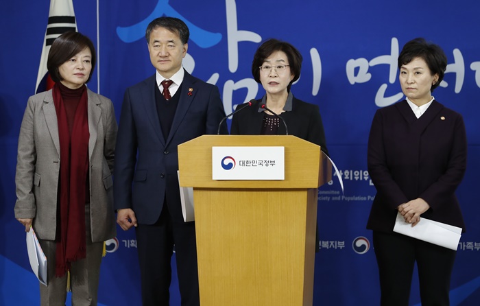 ▲김상희 저출산·고령사회위원회 부위원장이 7일 서울 종로구 정부서울청사에서 저출산고령사회 기본계획 재구조화 관련 브리핑을 하고 있다. 왼쪽부터 진선미 여성가족부 장관, 박능후 보건복지부 장관, 김 부위원장, 김현미 국토교통부 장관. (뉴시스)