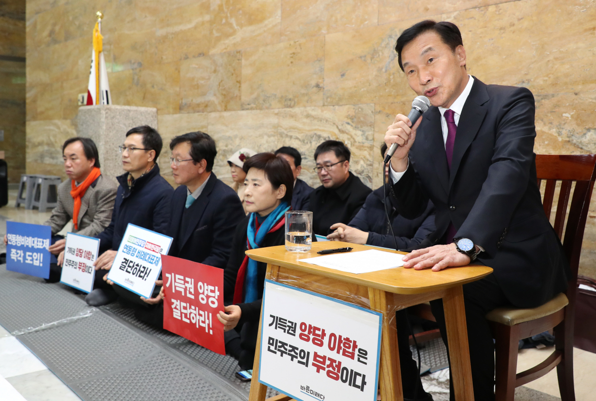 ▲단식 농성중인 바른미래당 손학규 대표가 7일 오후 국회 로텐더 홀에서 국회 예산안 처리 강행 전 긴급 입장발표를 하고 있다.(연합뉴스)