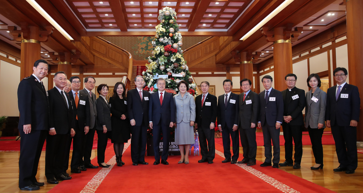 ▲문재인 대통령과 부인 김정숙 여사가 7일 오후 청와대 본관 중앙홀에서 열린 '청와대와 함께하는 메리크리스마스' 행사에서 15개 사회복지단체 대표들과 기념 촬영을 하다 박수치고 있다. 문 대통령 내외는 이날 15개 단체 연말 이웃돕기 성금을 직접 전달했다. (연합뉴스)