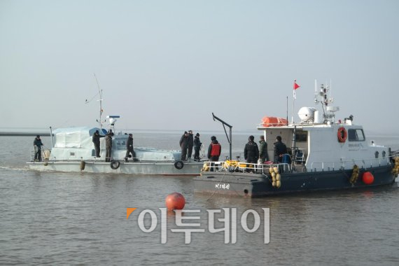 ▲한강하구 남북공동 수로조사를 위해 남측 선박(오른쪽)과 북측선박이 도킹을 준비하고 있다.(사진공동취재단)