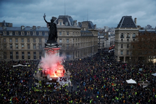 ▲8일(현지시간) 프랑스 파리 레퓌블리크 광장에 모인 ‘노란 조끼(Gilets Jaunes)’ 집회 참여자들. 로이터연합뉴스

