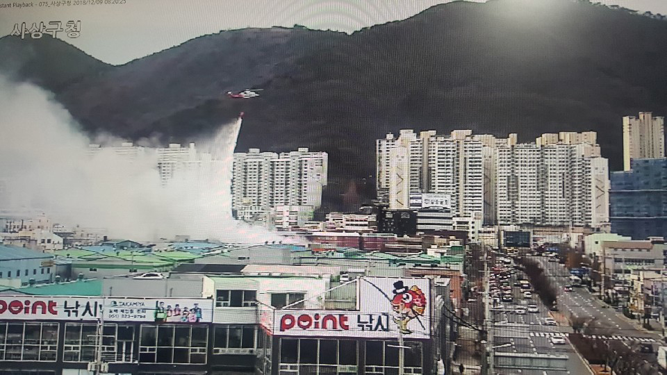 ▲9일 오전 7시 30분  부산 사상구 학장동 주방설비 제조공장에서 불이나 소방 헬기가 진화 작업을 벌이고 있다. (연합뉴스)
