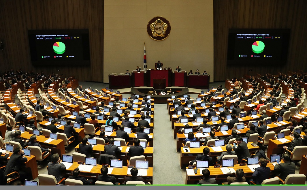 ▲8일 새벽 국회 본회의장에서 열린 본회의에서 2019년 예산안이 통과된 후 투표결과가 상황판에 표시되고 있다.(연합뉴스)