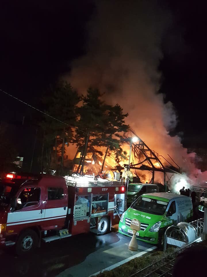 ▲소방당국이 9일 저녁 의정부시 의정부동의 한 모델하우스에서 발생한 화재를 진화하고 있다.(연합뉴스)