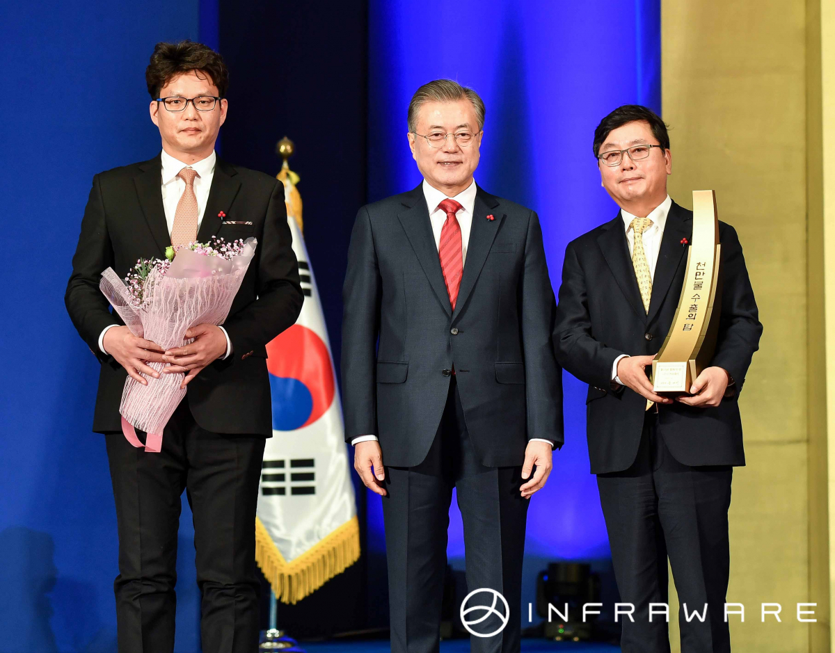 ▲인프라웨어 이홍구 대표이사(오른쪽)와 주진성 해외영업총괄 부장(왼쪽)이 ‘천만불 수출의 탑’을 수상한 뒤 문재인 대통령과 기념사진을 찍고 있다.(인프라웨어)