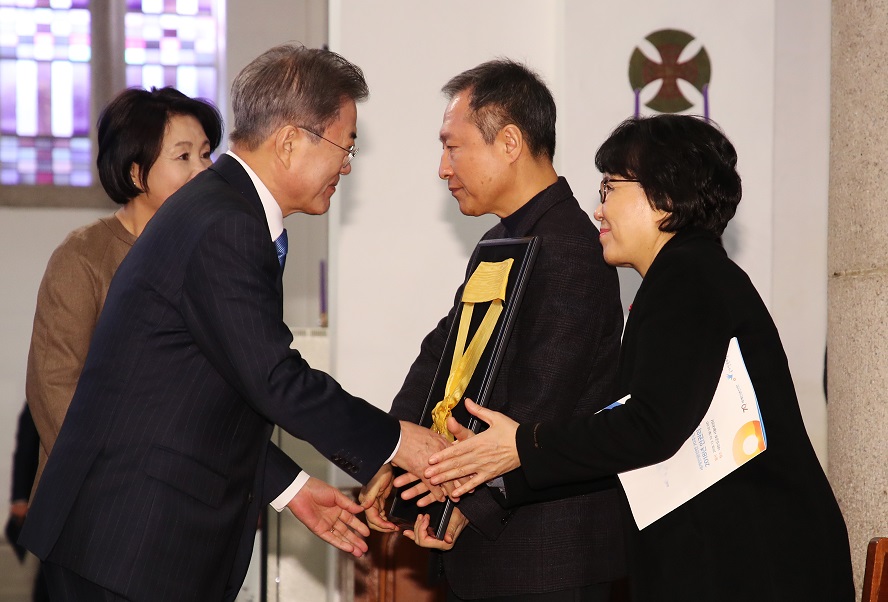 ▲문재인 대통령과 부인 김정숙 여사가 세계인권선언 70주년 기념일인 10일 오전 서울 중구 대한성공회 서울대성당에서 열린 2018 인권의 날 기념식에 입장하며 고(故) 노회찬 전 정의당 의원의 유가족과 인사를 나누고 있다. (연합뉴스)