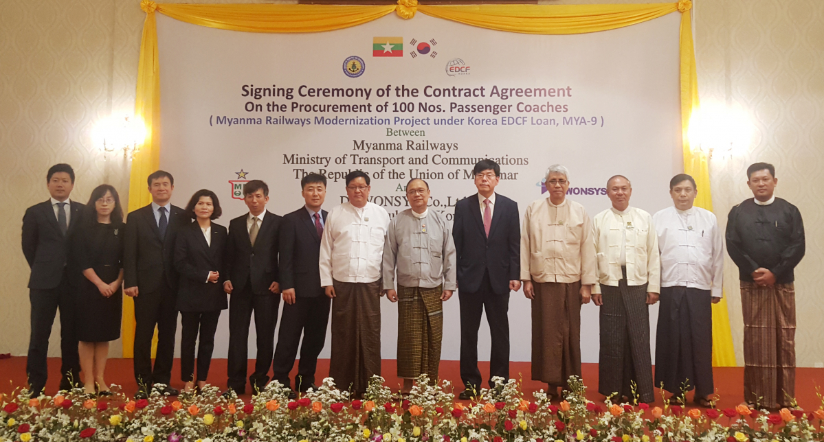 ▲(주)한화와 상생 파트너십을 맺은 (주)다원시스는 12월 5일 미얀마 철도청과 '미얀마 객차 100량 공급 사업' 계약을 체결했다. 김동현 (주)한화 미얀마 지사장(왼쪽 첫 번째), 뚜레인 윈(왼쪽 일곱번째) 미얀마 철도청장, 딴 신 마웅(오른쪽 여섯번째 ) 미얀마 교통통신부장관, 박선순 (주)다원시스 대표이사(오른쪽 다섯번째)가 계약 체결 후 기념 촬영을 하고 있다. (사진제공=㈜한화)