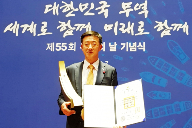 ▲7일 열린 제55회 무역의 날 행사에서 삼양바이오팜은 5000만불 수출탑과 철탑산업훈장을 받았다.