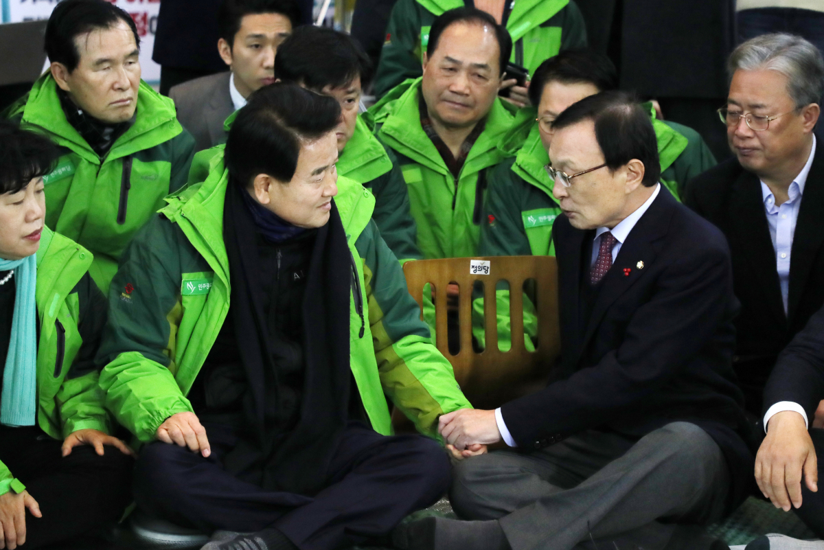 ▲더불어민주당 이해찬 대표가 10일 민주평화당 정동영 대표가 농성중인 국회 로텐더홀을 찾아 정 대표와 대화하고 있다. (연합뉴스)