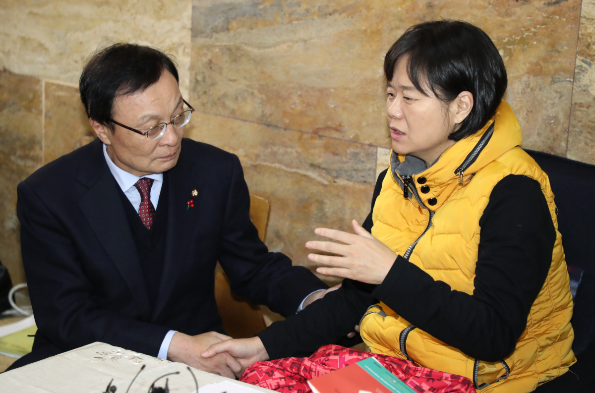 ▲더불어민주당 이해찬 대표가 10일 정의당 이정미 대표가 단식중인 국회 로텐더홀을 찾아 이 대표와 대화하고 있다. (연합뉴스)