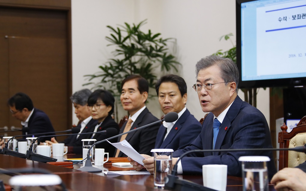 ▲문재인 대통령이 10일 오후 청와대 여민관에서 열린 수석ㆍ보좌관회의를 주재하고 있다. (연합뉴스)