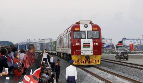 ▲지난해 5월 30일(현지시간) 중국의 ‘일대일로’ 사업 중 하나인 케냐 몸바사와 나이로비를 잇는 열차가 시민들 앞에서 시범운행을 하고 있다. 나이로비/AP뉴시스

