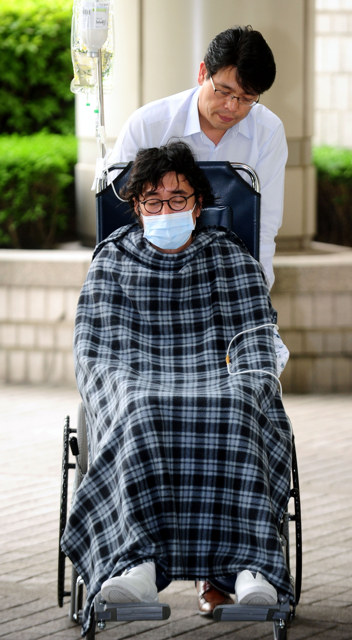 ▲이호진 전 태광그룹 회장이 과거 휠체어를 타고 법원에 출석하는 모습(뉴시스)