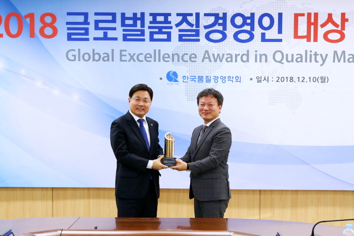 ▲김형근 한국가스안전공사 사장(왼쪽)이 10일 김연성 한국품질경영학회 회장으로부터 ‘2018 글로벌 품질경영인 대상’을 수여받고 있다.(한국가스안전공사)