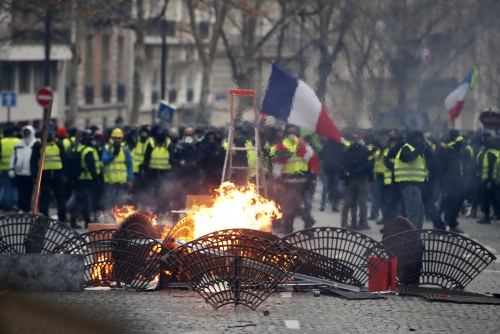 ▲8일(현지시간) 프랑스 파리에서 4번째 ‘노란 조끼’ 시위가 열린 가운데 시민들이 경찰이 오지 못하도록 장애물을 설치해 놓았다. 파리/EPA연합뉴스

