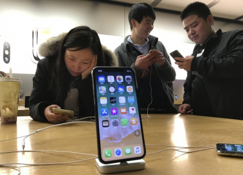 ▲중국 베이징의 애플스토어에서 지난해 11월 6일(현지시간) 고객들이 아이폰X을 살펴보고 있다. 퀄컴은 10일 중국 푸저우지방법원이 지난달 말 애플 아이폰 구형 모델 7종에 대해 판매 금지 명령을 내린 사실을 공개했다. 베이징/AP뉴시스
